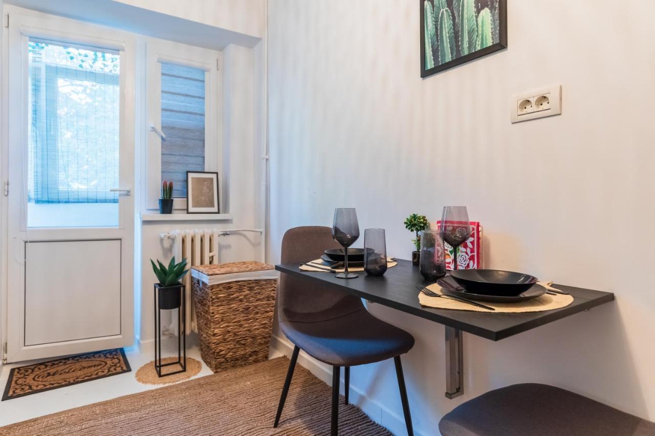 Jungle Apartment 15 Min Walk To Beach & Downtown Constanta Exterior photo